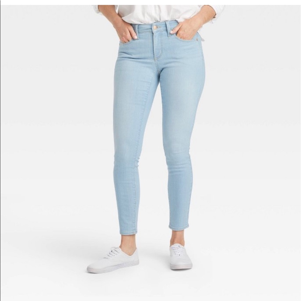 Universal Thread Mid rise light wash jeans Size 4 NWOT